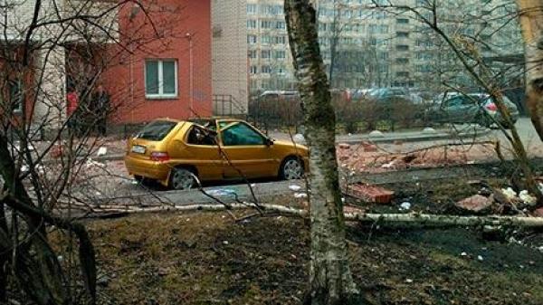 GROAZĂ la St. Petersburg! O BOMBĂ similară cu cea care a explodat la metrou, luni, a dărâmat faţada unui bloc