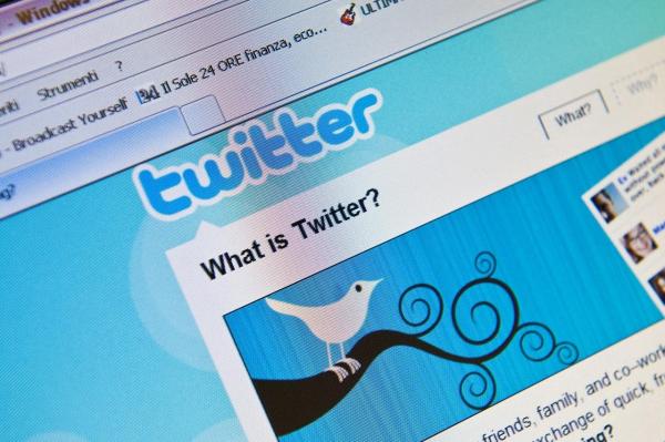 Un bărbat a devenit VIRAL pe internet după ce s-a angajat să obţină 18 milioane de redistribuiri a unui mesaj pe Twitter. Care este miza sa?