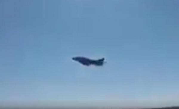 Un avion sirian a decolat de la baza bombardata de americani, după ce a fost lovită de rachetele Tomahawk (VIDEO)