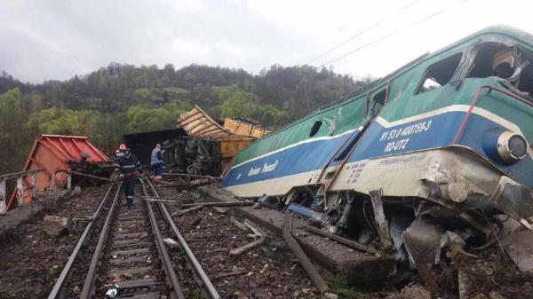 Accident feroviar GRAV! Mecanici de locomotivă MORŢI, după ce un tren s-a RĂSTURNAT lângă Petroşani. VIDEO de la locul tragediei