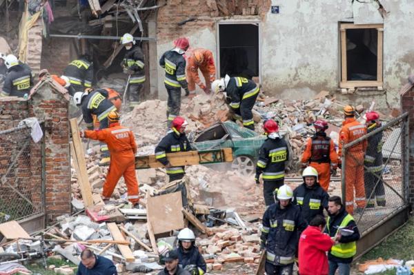 MOMENTE DRAMATICE! Cinci MORŢI, printre care şi copii, după ce un bloc de locuinţe S-A PRĂBUŞIT