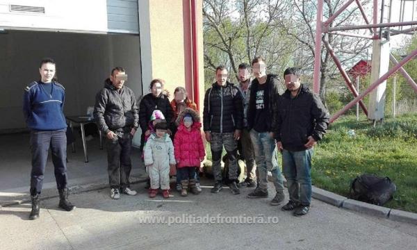Zeci de migranţi, care încercau să intre ilegal în România, au fost opriţi la graniţa cu Serbia
