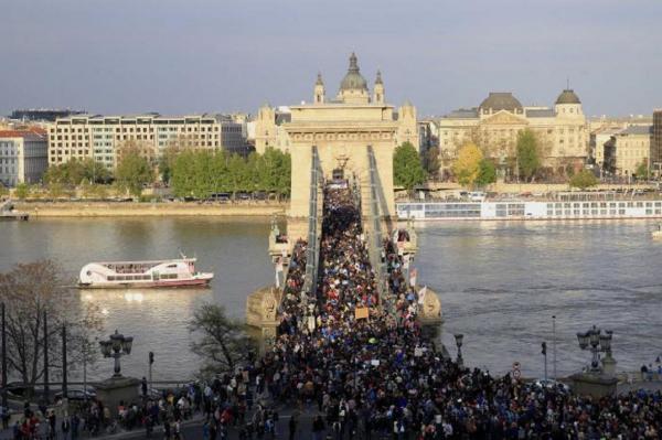 Protest uriaș la Budapesta! Zeci de mii de oameni, ÎN STRADĂ pentru universitatea miliardarului George Soros
