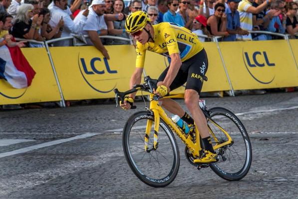 Campionul la ciclism, Chris Froome, a fost ARUNCAT de pe şosea, în timp ce se antrena. Bicicleta sa a fost complet distrusă