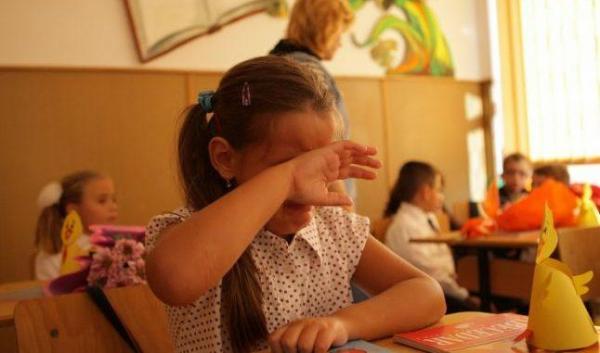 REVOLTĂTOR! Fetiţă cu sindrom Asperger UMILITĂ la şcoală de către directoarele instituţiei şi învăţătoarea de la clasă!