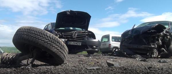 8 VICTIME, între care doi copii, într-un accident produs sâmbătă după-amiază la ieşirea din Alba Iulia. O şoferiţă a adormit la volan