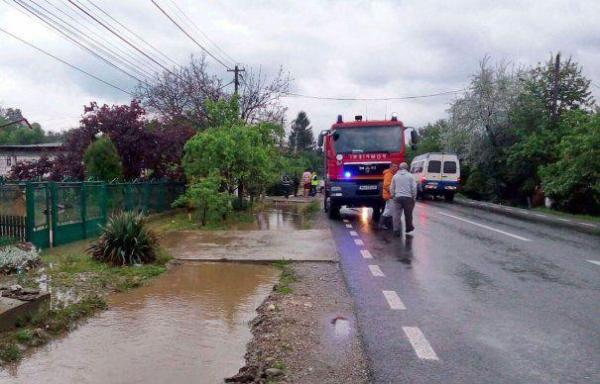 INUNDAŢII MASIVE în Vaslui: Pagube mari și evacuări dramatice, după o ploaie torenţială!