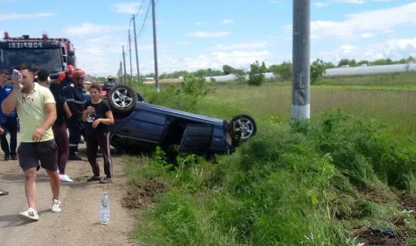 Un pieton a fost SPULBERAT de o maşină, în timp ce încerca să traverseze prin spatele microbuzului din care tocmai coborâse, la Dobreni