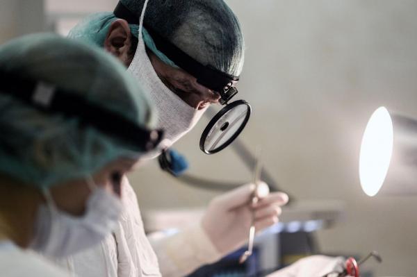 Scene incredibile în spital: Medicii au scos un PEŞTE VIU din gâtul unui bărbat