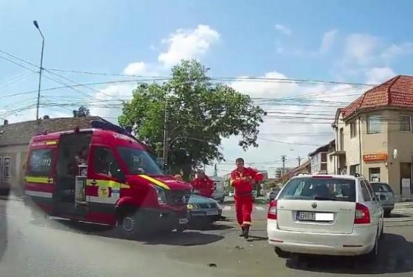 VIDEO SPECTACULOS! Un echipaj SMURD aflat în misiune a intrat în intersecţie direct într-un autoturism care nu i-a acordat prioritate