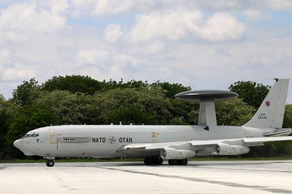 Unul dintre cele mai performante avioane NATO a ajuns la Bucureşti! Trei români lucrează la bordul aeronavei