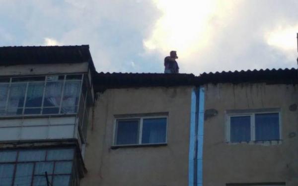 A preferat SĂ SE SINUCIDĂ, în loc să ajungă la PUŞCĂRIE! Arestat la domiciliu pentru tâlhărie, un bărbat din Târgovişte s-a aruncat de pe un bloc cu zece etaje