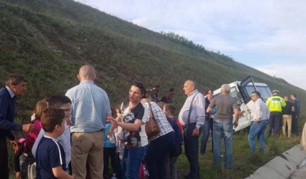 APROAPE DE TRAGEDIE! 20 de copii au scăpat ca prin minune, după ce şoferul microbuzului care îi transporta a făcut infarct, pe autostrada Sebeş - Orăştie