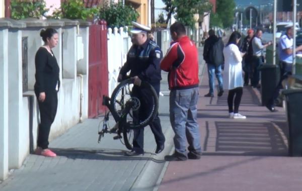 Accident TERIBIL în Alba. Tânăr în comă, ventilat şi intubat mecanic, după ce a fost spulberat de pe bicicletă de o maşină