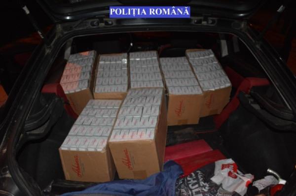 Captură colosală la Reşiţa! Poliţiştii au găsit peste 90.000 de ţigări de contrabandă, ascunse în două maşini