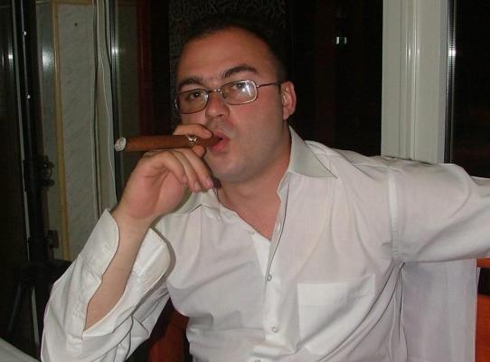 Tatăl elevei bătăușe din Oradea AMENINȚĂ: Am un anunț de făcut: uitați-vă bine la POZA MEA! Care crede că avem ceva de împărțit ne întâlnim! (VIDEO)