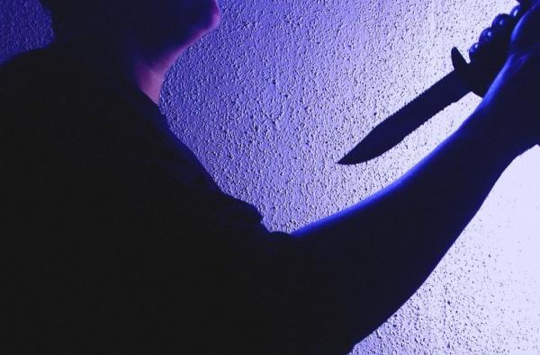 Ameninţări cu cuţitul la Cluj! Două persoane sunt căutate de poliţie, după un jaf la un magazin non-stop