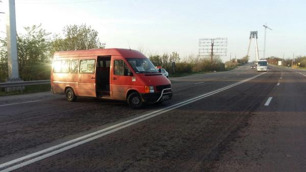 S-a răzbunat pe poliţişti pentru că l-au amendat! Un şofer de microbuz a blocat traficul, după ce a fost sancţionat că avea prea mulţi oameni la bordul maşinii