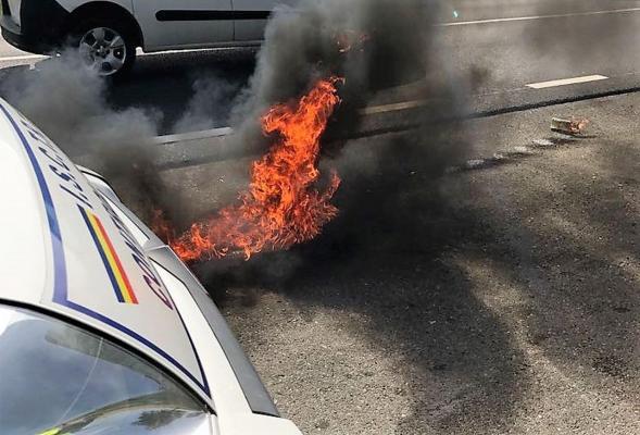 INCIDENT dramatic în Suceava: O autospecială a ISCTR a fost atacată cu coctailuri Molotov, într-o parcare de pe DN2 (VIDEO)