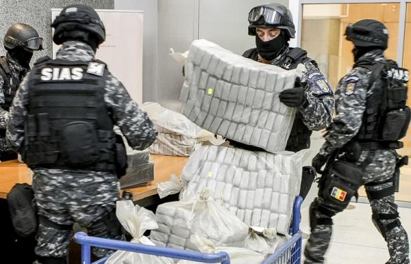 Capturi colosale! Circa 65 kilograme de droguri, confiscate de poliţişti