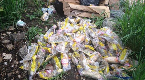 Zeci de cornuri şi cutii cu lapte pentru şcolari, găsite aruncate pe un teren din Braşov. Autorităţile fac anchetă