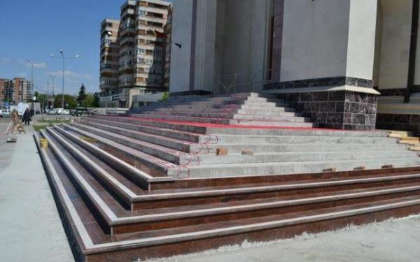 Scene REVOLTĂTOARE la Oradea! Un bărbat care filma treptele încălzite ale noii catedrale a fost ridicat de poliţişti, pe motiv că trotuarul e "proprietatea Bisericii" (VIDEO)