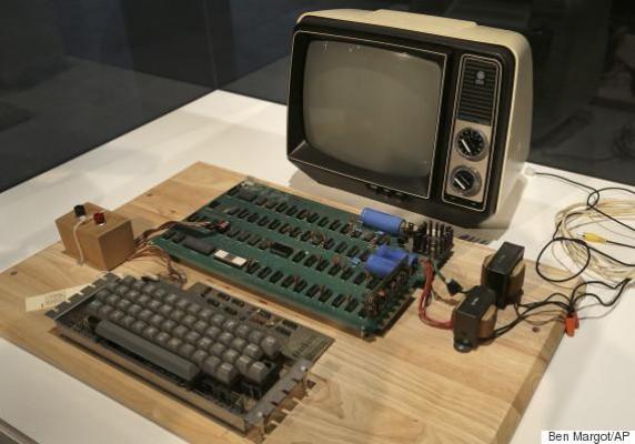 SUMA EXORBITANTĂ cu care a fost vândut un computer din generaţia "APPLE-I"! La câte zerouri s-a oprit licitaţia