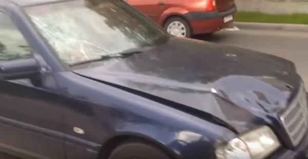 Accident grav la Piteşti! O femeie a traversat neregulamentar şi a fost izbită în plin de un autoturism (VIDEO)