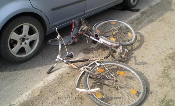 Un şofer beat a lovit un copil de 11 ani care mergea regulamentar pe bicicletă! Puştiul e în comă şi se luptă pentru viaţă lui