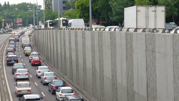 INFERN PE DN1, din cauza noii benzi unice pentru autobuze. Coadă la intrarea în Bucureşti lungă de 8 kilometri!