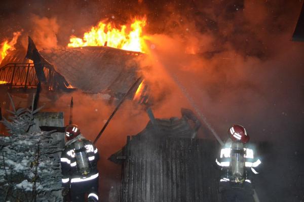 Criminaliştii anchetează un incendiu care a avut loc marţi dimineaţă în Prahova. O femeie a fost găsită carbonizată în casă şi sunt suspiciuni de CRIMĂ