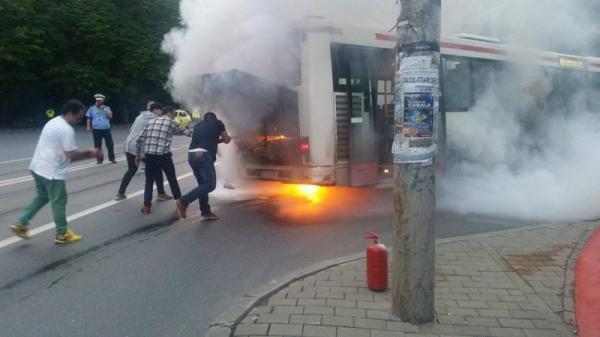 PANICĂ printre călători! Un autobuz a luat foc în trafic, la Tg. Mureş!