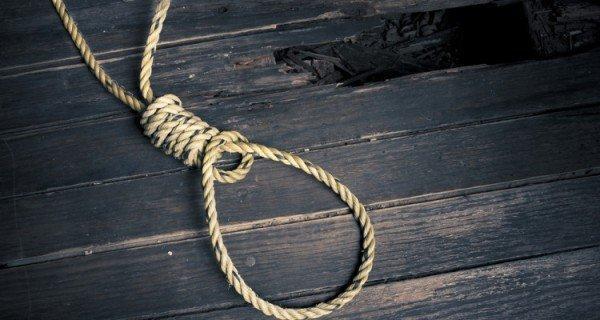 O fetiţă de câţiva anişori şi-a găsit mama SPÂNZURATĂ în afumătoare, într-un sat de lângă Lugoj! Trei copii bolnavi au rămas orfani