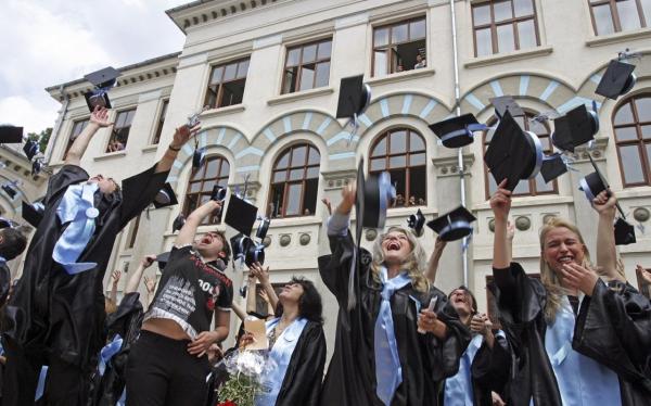 Paradele absolvenţilor din clasa a XII-a de la liceele din Bucureşti, aprobate doar pe trotuar
