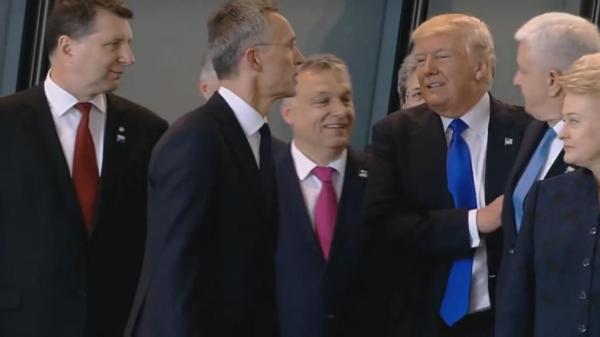 La o parte, eu sunt șeful! La summitul NATO, Trump l-a împins pe Premierul Muntenegrului, ca să ajungă în față