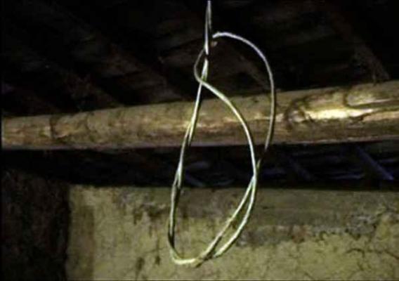 DRAMĂ CUMPLITĂ! O fetiţă de 12 ani din Suceava s-a sinucis, din dragoste! Mama a găsit-o spânzurată în şură. Era singură la părinţi