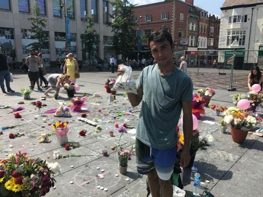 Un adolescent român doarme în stradă la Liverpool, pentru a păzi florile şi lumânările depuse în memoria victimelor atentatului de la Manchester