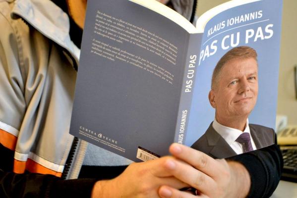 Cărţile preşedintelui Iohannis s-au vândut la Bookfest cu discounturi semnificative