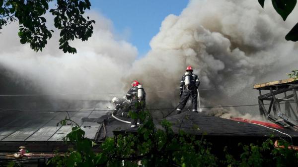 INCENDIU în Bucureşti. Două case au fost cuprinse de flăcări. Pompierii intervin cu şase autospeciale FOTO