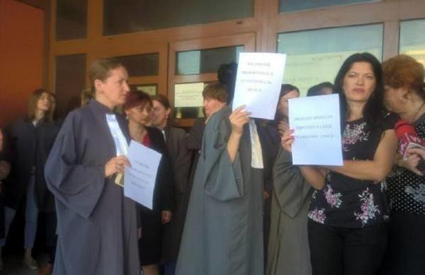 Protest spontan la Tribunalul Prahova şi Judecătoria Ploieşti faţă de legea salarizării