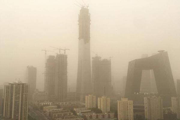 Imagini de groază! Poluarea a atins cote alarmante la Beijing, după o furtună. Nisipul a acoperit capitala Chinei (VIDEO)