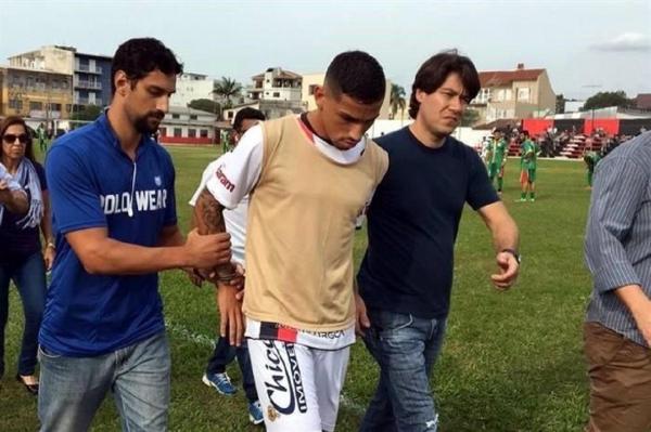 Moment incredibil! Fotbalist arestat chiar în timpul meciului! Sportivul este acuzat de răpire şi tâlhărire