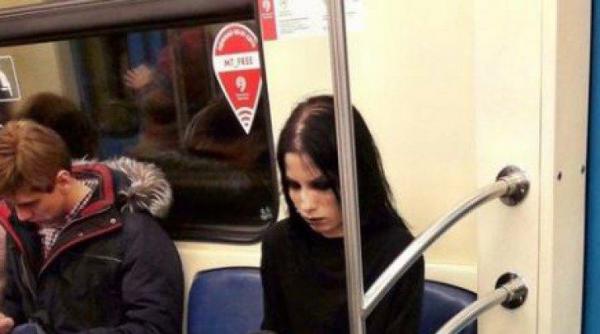 Cu ce animal de companie a urcat o femeie în metrou! Călătorii au fost ŞOCAŢI şi i-au făcut loc imediat, ÎNSPĂIMÂNTAŢI!