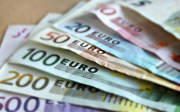 CURS VALUTAR: Moneda euro urcă din nou, înaintea alegerilor din Franţa