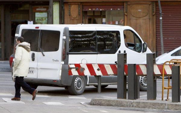 EXCEPŢIONAL! Doi români au furat o dubă a Poliţiei, în Italia, fără să observe că înăuntru era un ofiţer