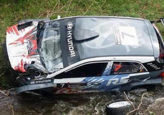 Accident grav la Raliul Transilvaniei. Pilotul unui echipaj internat la spital, după ce s-a izbit de un stâlp în Valea Fericirii