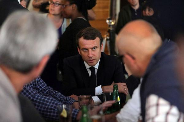 Moarte suspectă la un miting al lui Macron! Un parlamentar s-a prăbuşit pe scenă în timpul unui discurs