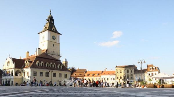 Protest #REZIST la Braşov. Zeci de persoane au ieşit în faţa Prefecturii împotriva legii graţierii