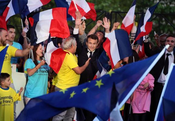 Victoria lui Macron, salutată de liderii europeni. Mesajele primite de preşedintele ales al Franţei