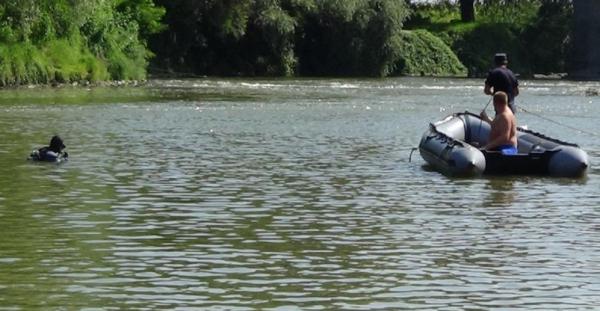 ULTIMA ORĂ. Copilul de nouă ani, dispărut în apele râului Someşul Mic, A FOST GĂSIT MORT de scafandri. Micuțul intrase să facă o baie